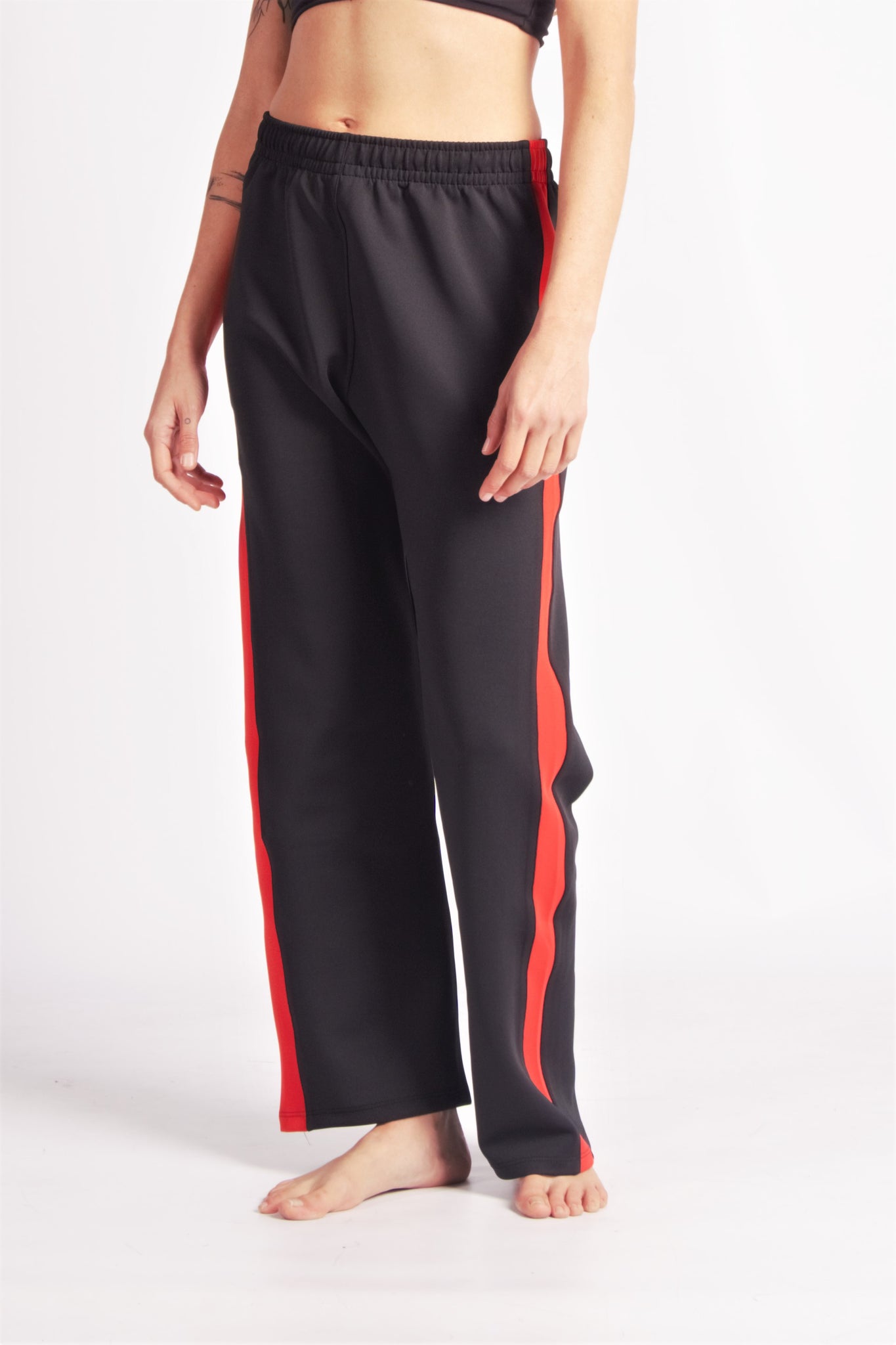 Flying Dance Pants es un pantalón de danza técnico unisex para entrenamiento de baile, danza contemporánea, acrobacia, yoga, artes marciales, pilates y cualquier disciplina vinculada al movimiento. Ideal para el trabajo de suelo, con un tejido resistente, deslizante y super absorbente. Color Negro y Rojo.