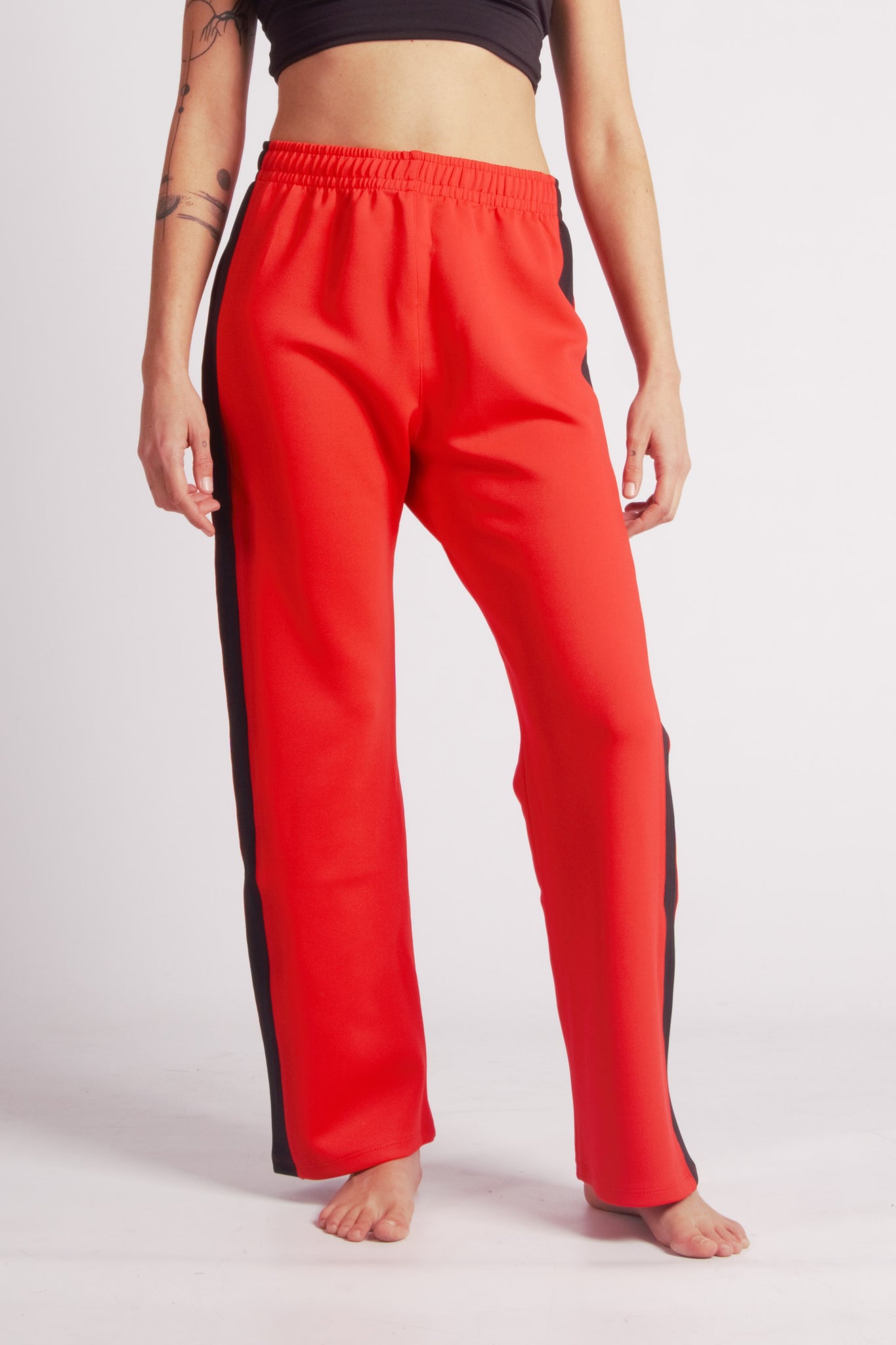 Flying Dance Pants es un pantalón de danza técnico unisex para entrenamiento de baile, danza contemporánea, acrobacia, yoga, artes marciales, pilates y cualquier disciplina vinculada al movimiento. Ideal para el trabajo de suelo, con un tejido resistente, deslizante y super absorbente. Color Rojo y Negro.