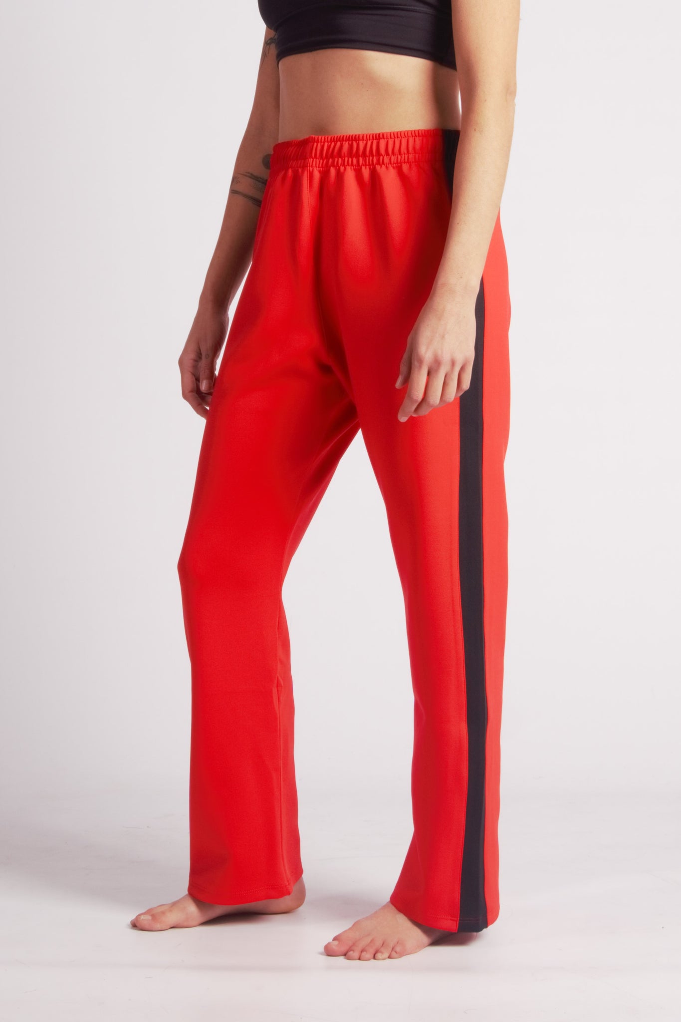 Flying Dance Pants es un pantalón de danza técnico unisex para entrenamiento de baile, danza contemporánea, acrobacia, yoga, artes marciales, pilates y cualquier disciplina vinculada al movimiento. Ideal para el trabajo de suelo, con un tejido resistente, deslizante y super absorbente. Color Rojo y Negro.