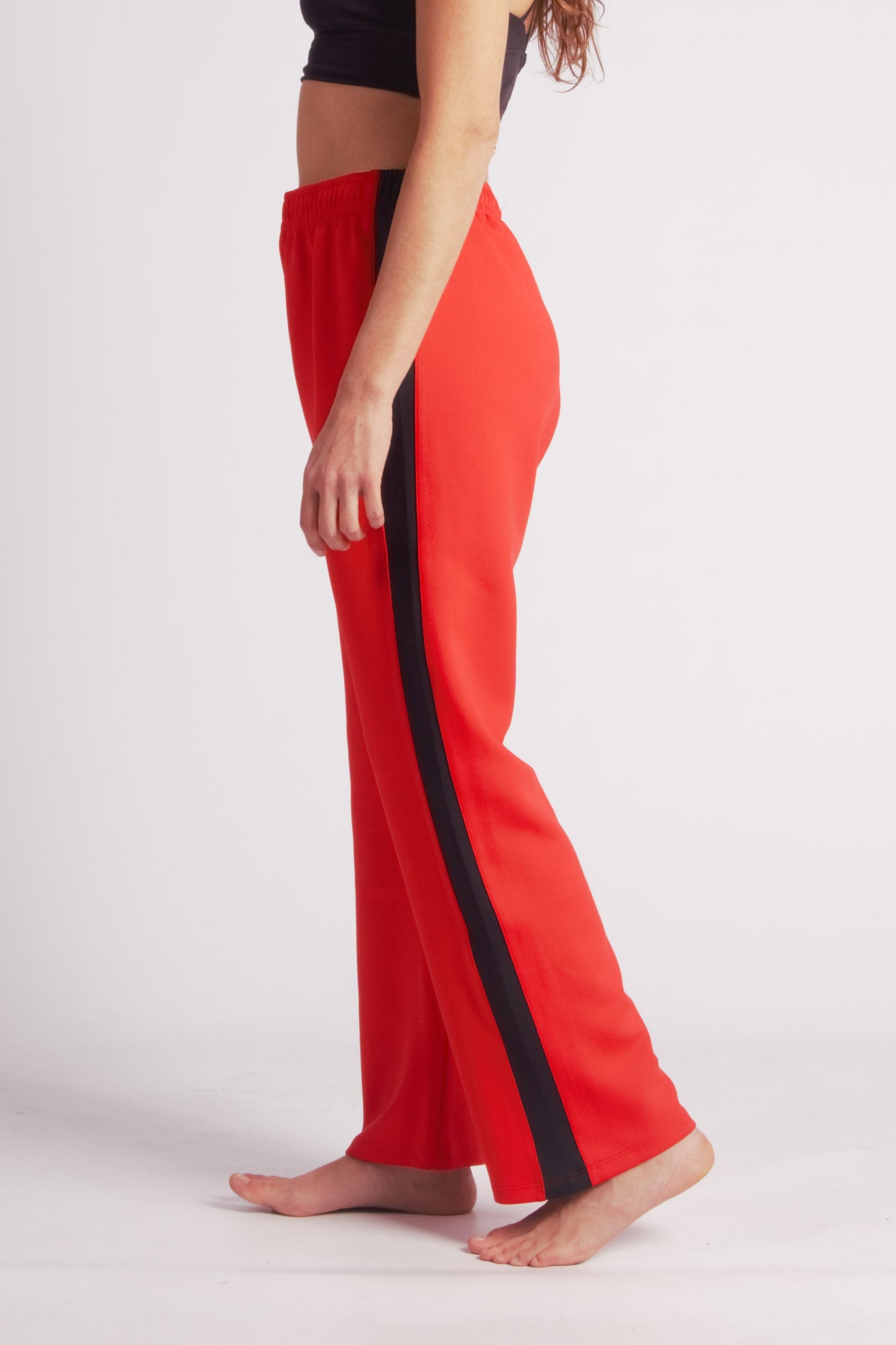 Flying Dance Pants es un pantalón de danza técnico unisex para entrenamiento de baile, danza contemporánea, acrobacia, yoga, artes marciales, pilates y cualquier disciplina vinculada al movimiento. Ideal para el trabajo de suelo, con un tejido resistente, deslizante y super absorbente. Color Rojo y Negro.