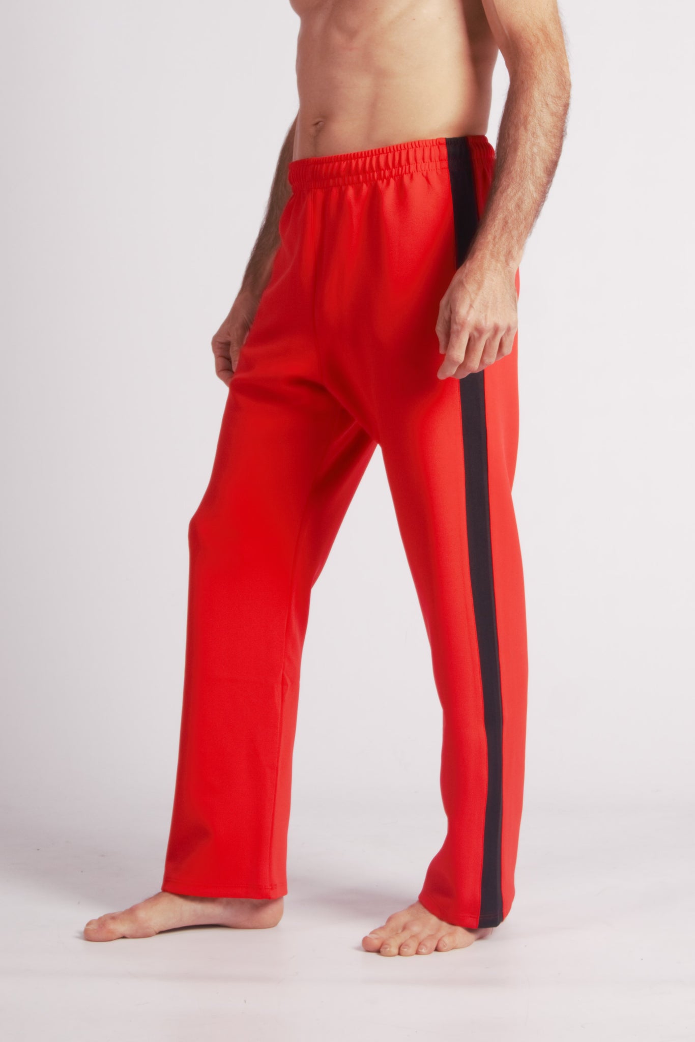 Flying Dance Pants es un pantalón de danza técnico unisex para entrenamiento de baile, danza contemporánea, acrobacia, yoga, artes marciales, pilates y cualquier disciplina vinculada al movimiento. Ideal para el trabajo de suelo, con un tejido resistente, deslizante y super absorbente. Color Rojo y Negro.