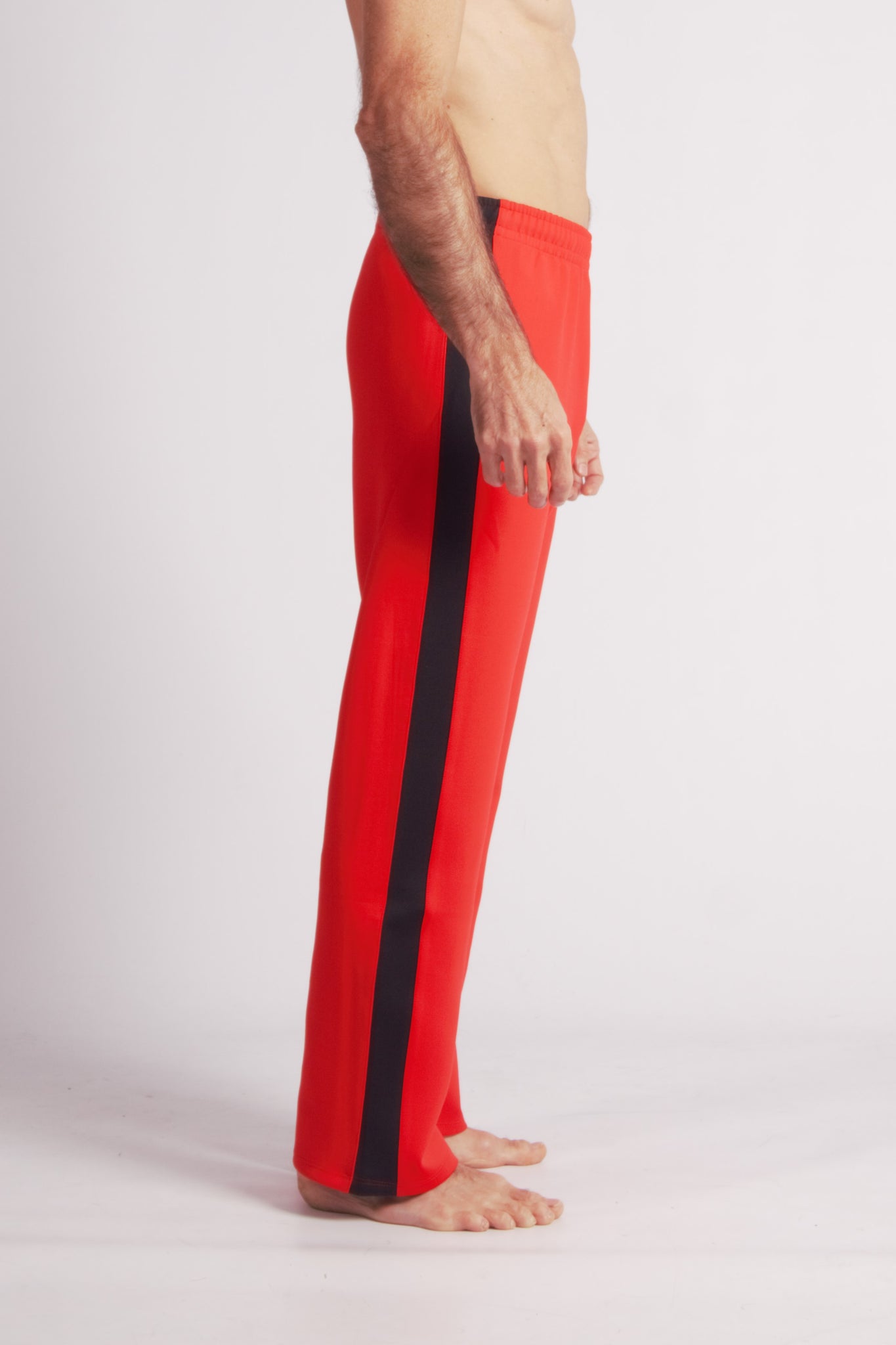Flying Dance Pants es un pantalón de danza técnico unisex para entrenamiento de baile, danza contemporánea, acrobacia, yoga, artes marciales, pilates y cualquier disciplina vinculada al movimiento. Ideal para el trabajo de suelo, con un tejido resistente, deslizante y super absorbente. Color Rojo y Negro.
