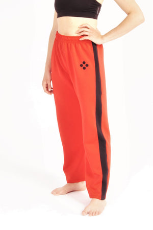 Flying Dance Pants es un pantalón de danza técnico unisex para entrenamiento de baile, danza contemporánea, acrobacia, yoga, artes marciales, pilates y cualquier disciplina vinculada al movimiento. Ideal para el trabajo de suelo, con un tejido resistente, deslizante y super absorbente. Color Rojo y Negro.