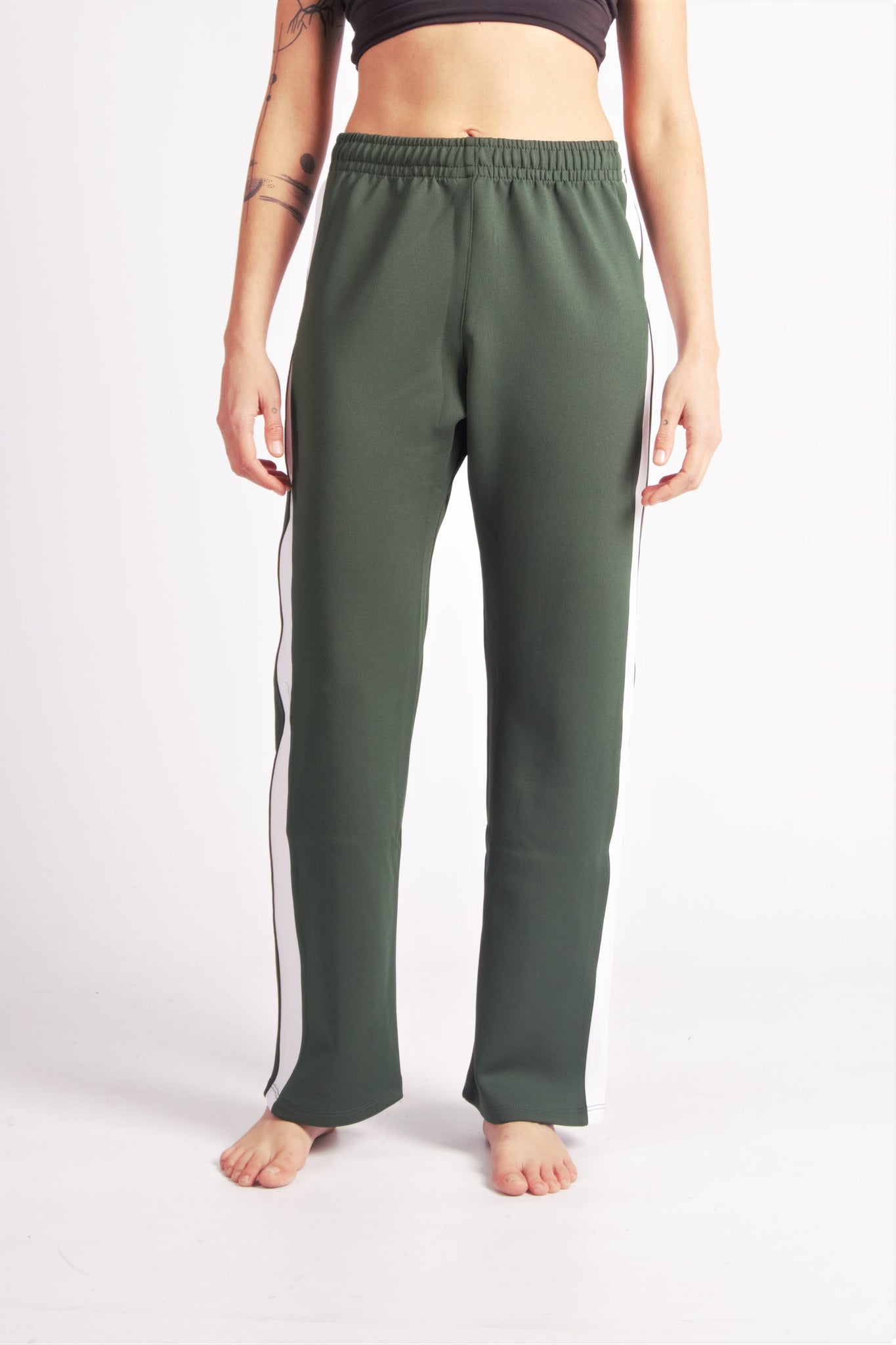 Flying Dance Pants es un pantalón de danza técnico unisex para entrenamiento de baile, danza contemporánea, acrobacia, yoga, artes marciales, pilates y cualquier disciplina vinculada al movimiento. Ideal para el trabajo de suelo, con un tejido resistente, deslizante y super absorbente. Color Verde y Blanco