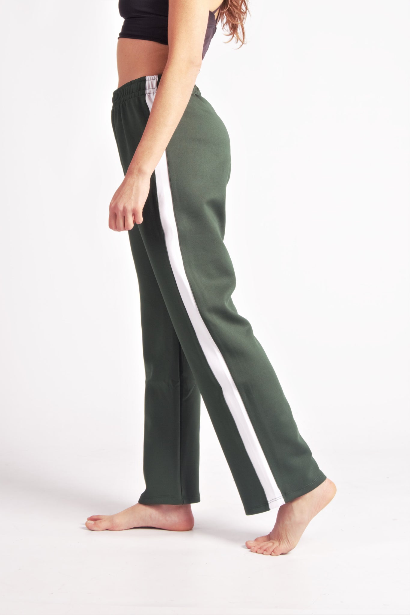 Flying Dance Pants es un pantalón de danza técnico unisex para entrenamiento de baile, danza contemporánea, acrobacia, yoga, artes marciales, pilates y cualquier disciplina vinculada al movimiento. Ideal para el trabajo de suelo, con un tejido resistente, deslizante y super absorbente. Color Verde y Blanco