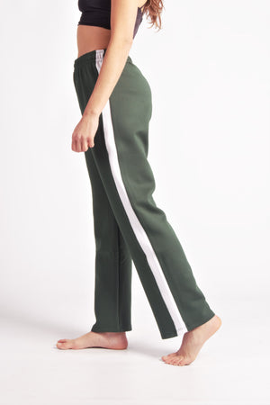 Flying Dance Pants es un pantalón de danza técnico unisex para entrenamiento de baile, danza contemporánea, acrobacia, yoga, artes marciales, pilates y cualquier disciplina vinculada al movimiento. Ideal para el trabajo de suelo, con un tejido resistente, deslizante y super absorbente. Color Verde y Blanco