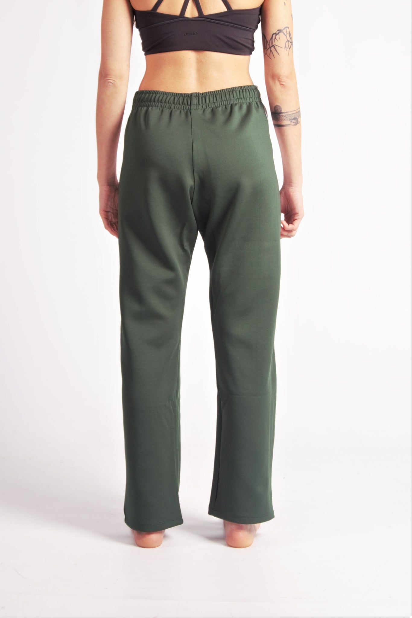 Flying Dance Pants es un pantalón de danza técnico unisex para entrenamiento de baile, danza contemporánea, acrobacia, yoga, artes marciales, pilates y cualquier disciplina vinculada al movimiento. Ideal para el trabajo de suelo, con un tejido resistente, deslizante y super absorbente. Color Verde y Blanco