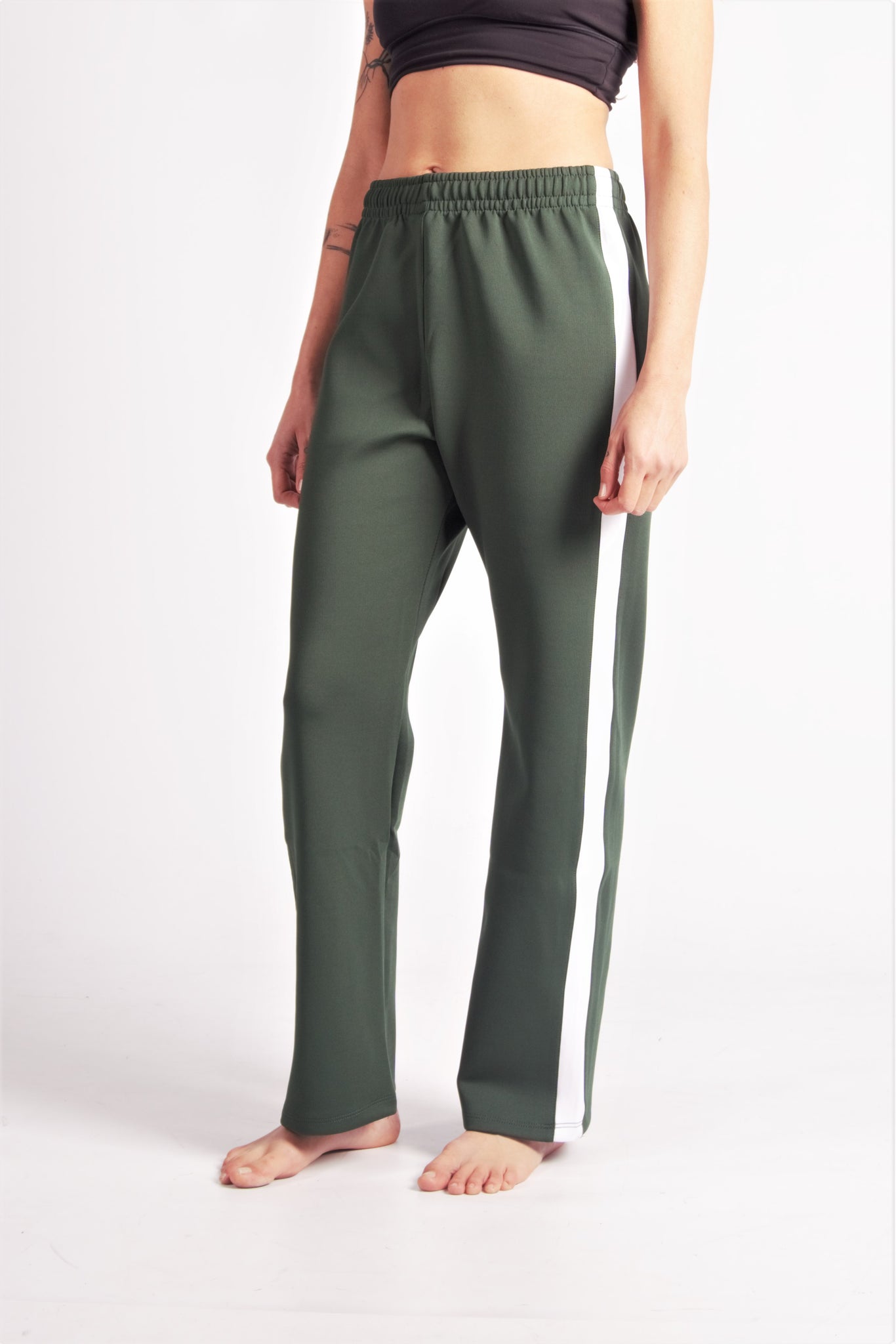 Flying Dance Pants es un pantalón de danza técnico unisex para entrenamiento de baile, danza contemporánea, acrobacia, yoga, artes marciales, pilates y cualquier disciplina vinculada al movimiento. Ideal para el trabajo de suelo, con un tejido resistente, deslizante y super absorbente. Color Verde y Blanco