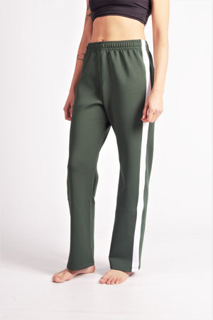 Flying Dance Pants es un pantalón de danza técnico unisex para entrenamiento de baile, danza contemporánea, acrobacia, yoga, artes marciales, pilates y cualquier disciplina vinculada al movimiento. Ideal para el trabajo de suelo, con un tejido resistente, deslizante y super absorbente. Color Verde y Blanco