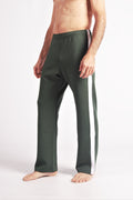 Flying Dance Pants es un pantalón de danza técnico unisex para entrenamiento de baile, danza contemporánea, acrobacia, yoga, artes marciales, pilates y cualquier disciplina vinculada al movimiento. Ideal para el trabajo de suelo, con un tejido resistente, deslizante y super absorbente. Color Verde y Blanco