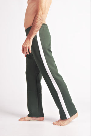 Flying Dance Pants es un pantalón de danza técnico unisex para entrenamiento de baile, danza contemporánea, acrobacia, yoga, artes marciales, pilates y cualquier disciplina vinculada al movimiento. Ideal para el trabajo de suelo, con un tejido resistente, deslizante y super absorbente. Color Verde y Blanco