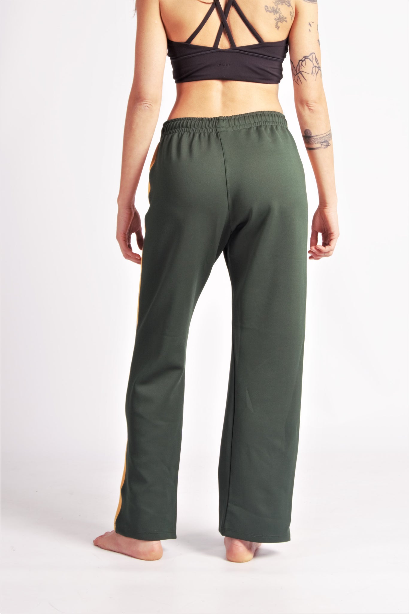 Flying Dance Pants es un pantalón de danza técnico unisex para entrenamiento de baile, danza contemporánea, acrobacia, yoga, artes marciales, pilates y cualquier disciplina vinculada al movimiento. Ideal para el trabajo de suelo, con un tejido resistente, deslizante y super absorbente. Color Verde y Mostaza.