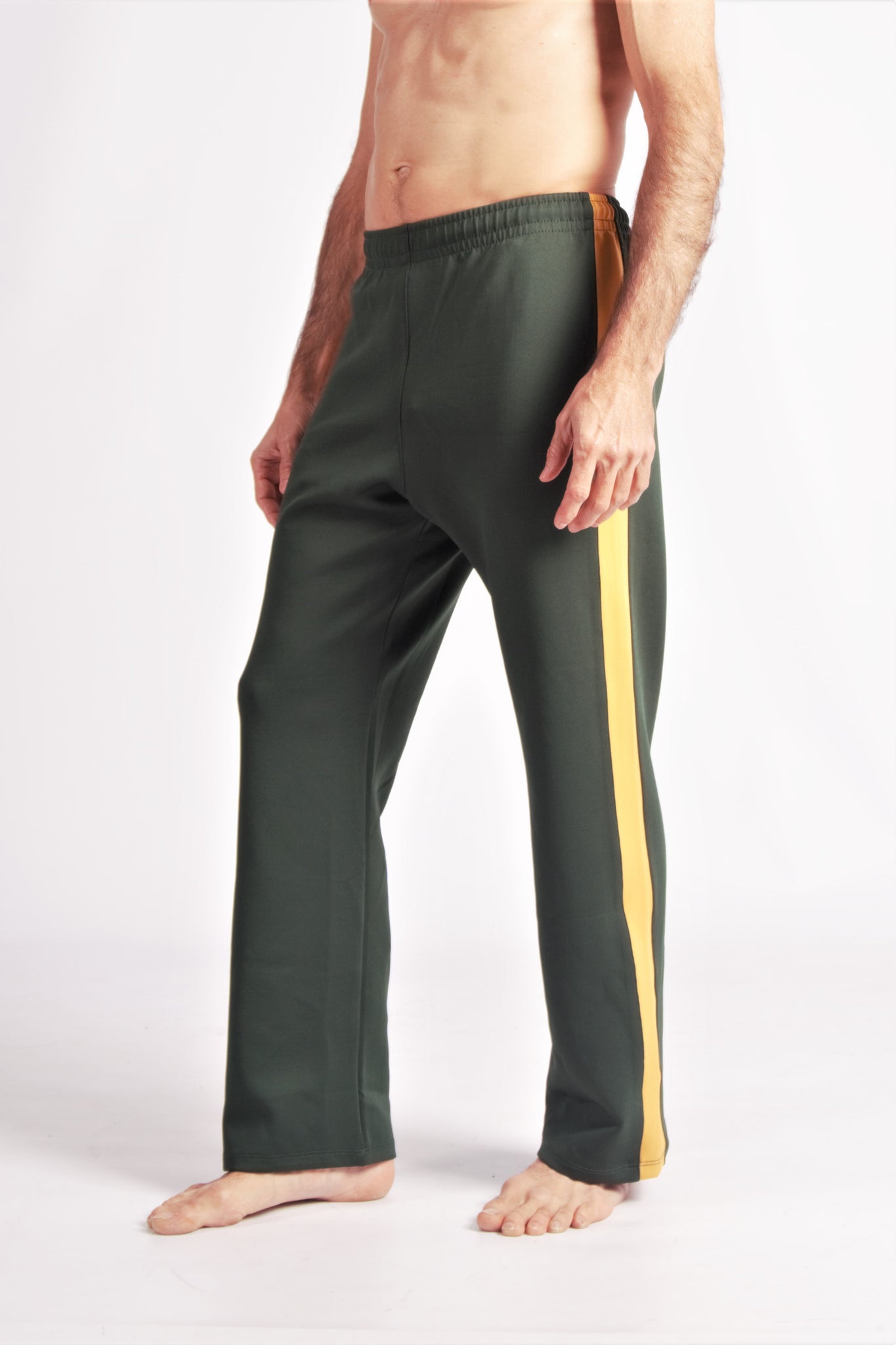 Flying Dance Pants es un pantalón de danza técnico unisex para entrenamiento de baile, danza contemporánea, acrobacia, yoga, artes marciales, pilates y cualquier disciplina vinculada al movimiento. Ideal para el trabajo de suelo, con un tejido resistente, deslizante y super absorbente. Color Verde y Mostaza.