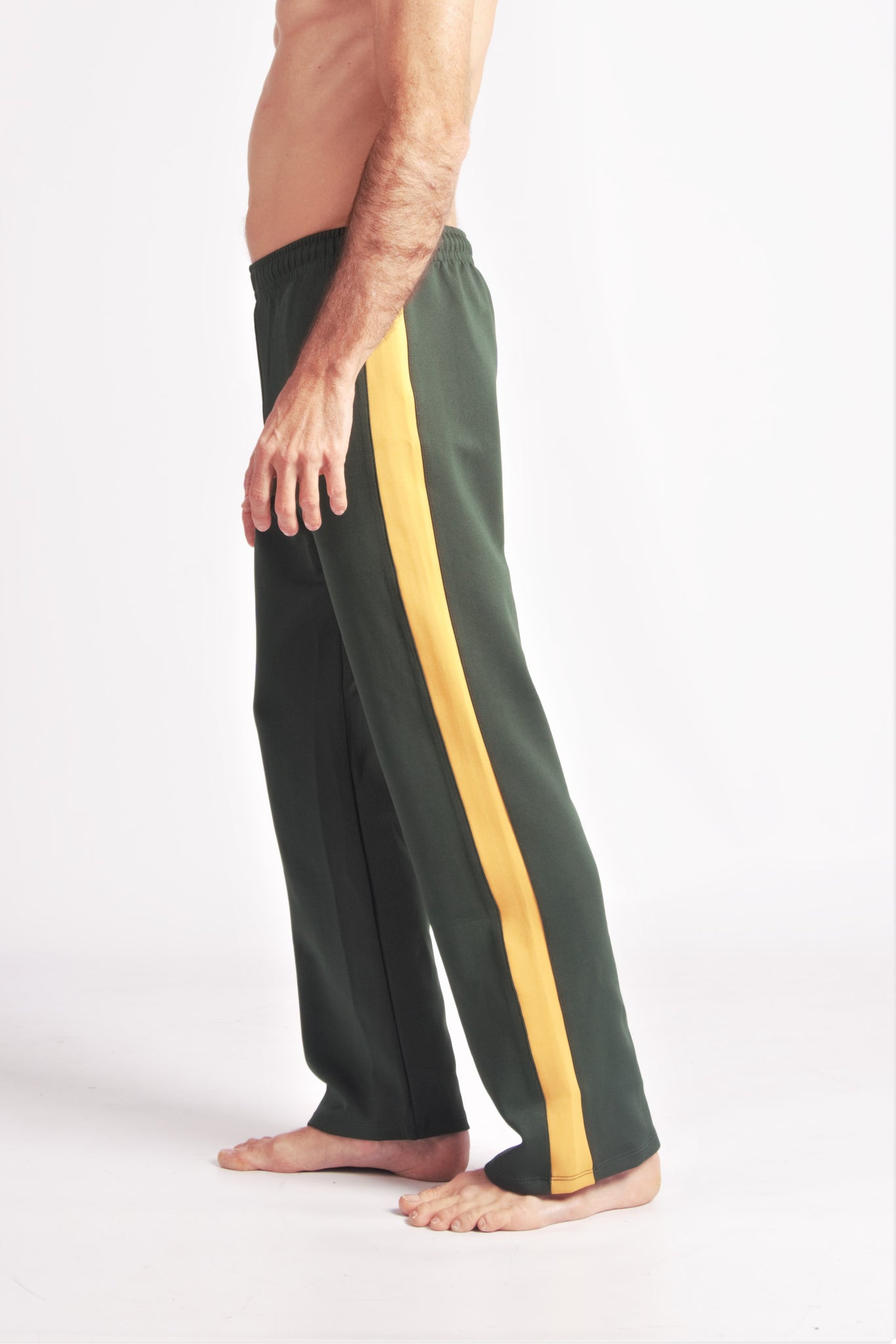 Flying Dance Pants es un pantalón de danza técnico unisex para entrenamiento de baile, danza contemporánea, acrobacia, yoga, artes marciales, pilates y cualquier disciplina vinculada al movimiento. Ideal para el trabajo de suelo, con un tejido resistente, deslizante y super absorbente. Color Verde y Mostaza.