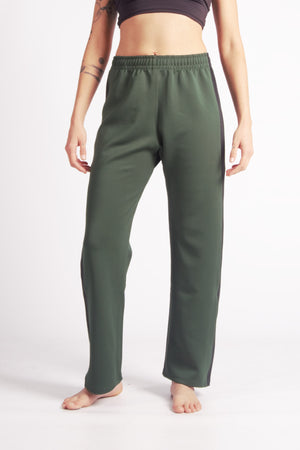 Flying Dance Pants es un pantalón de danza técnico unisex para entrenamiento de baile, danza contemporánea, acrobacia, yoga, artes marciales, pilates y cualquier disciplina vinculada al movimiento. Ideal para el trabajo de suelo, con un tejido resistente, deslizante y super absorbente. Color Verde y Negro.