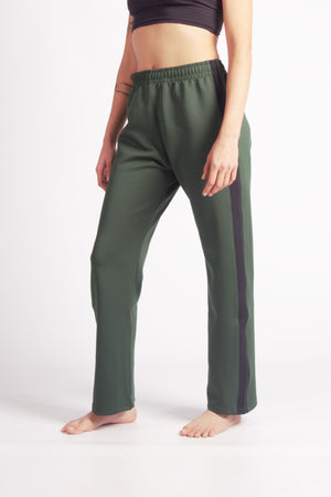 Flying Dance Pants es un pantalón de danza técnico unisex para entrenamiento de baile, danza contemporánea, acrobacia, yoga, artes marciales, pilates y cualquier disciplina vinculada al movimiento. Ideal para el trabajo de suelo, con un tejido resistente, deslizante y super absorbente. Color Verde y Negro.