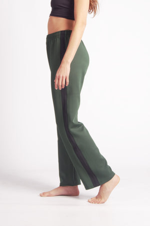 Flying Dance Pants es un pantalón de danza técnico unisex para entrenamiento de baile, danza contemporánea, acrobacia, yoga, artes marciales, pilates y cualquier disciplina vinculada al movimiento. Ideal para el trabajo de suelo, con un tejido resistente, deslizante y super absorbente. Color Verde y Negro.