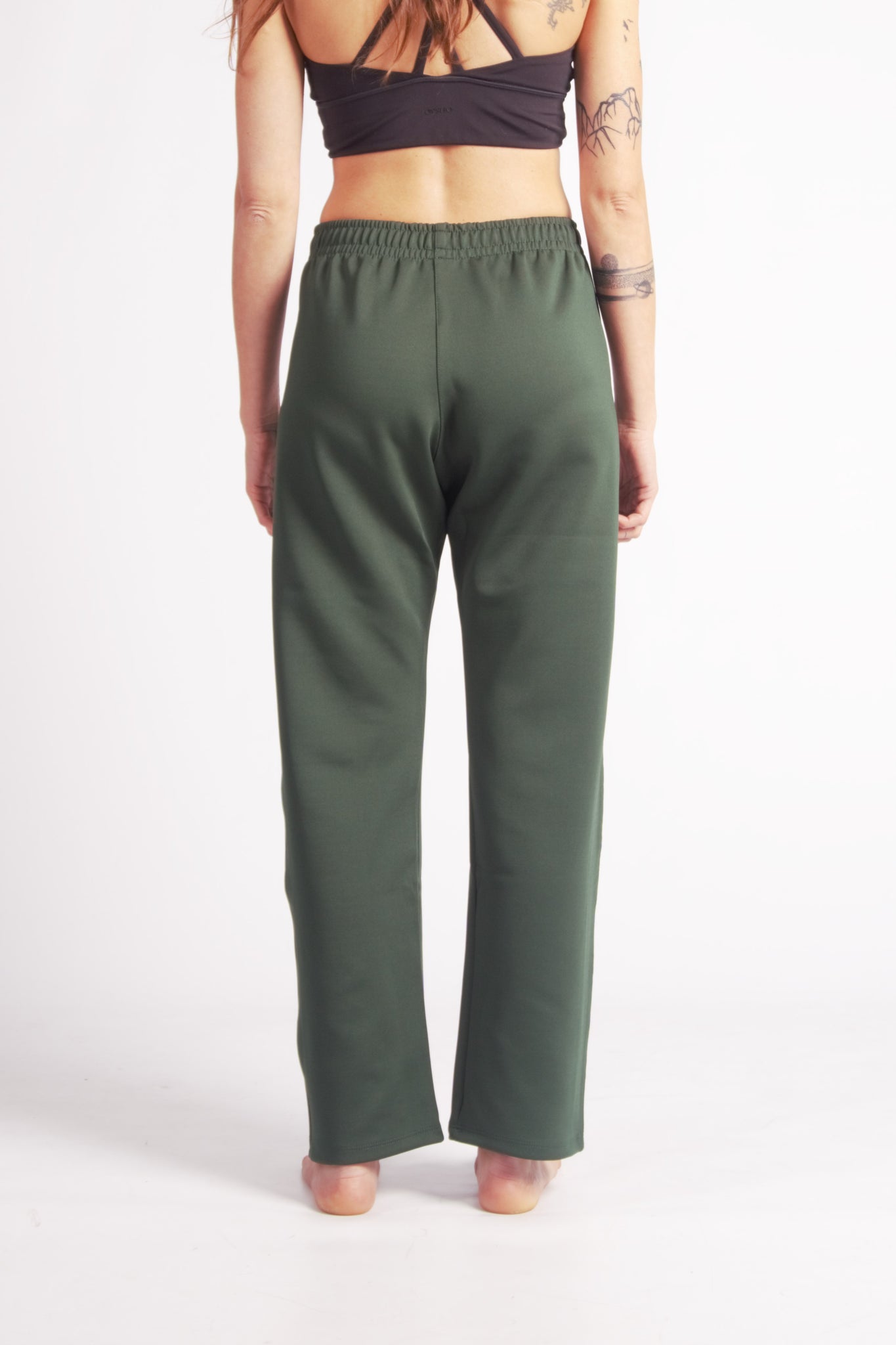 Flying Dance Pants es un pantalón de danza técnico unisex para entrenamiento de baile, danza contemporánea, acrobacia, yoga, artes marciales, pilates y cualquier disciplina vinculada al movimiento. Ideal para el trabajo de suelo, con un tejido resistente, deslizante y super absorbente. Color Verde y Negro.