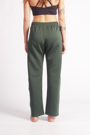 Flying Dance Pants es un pantalón de danza técnico unisex para entrenamiento de baile, danza contemporánea, acrobacia, yoga, artes marciales, pilates y cualquier disciplina vinculada al movimiento. Ideal para el trabajo de suelo, con un tejido resistente, deslizante y super absorbente. Color Verde y Negro.