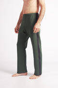 Flying Dance Pants es un pantalón de danza técnico unisex para entrenamiento de baile, danza contemporánea, acrobacia, yoga, artes marciales, pilates y cualquier disciplina vinculada al movimiento. Ideal para el trabajo de suelo, con un tejido resistente, deslizante y super absorbente. Color Verde y Negro.