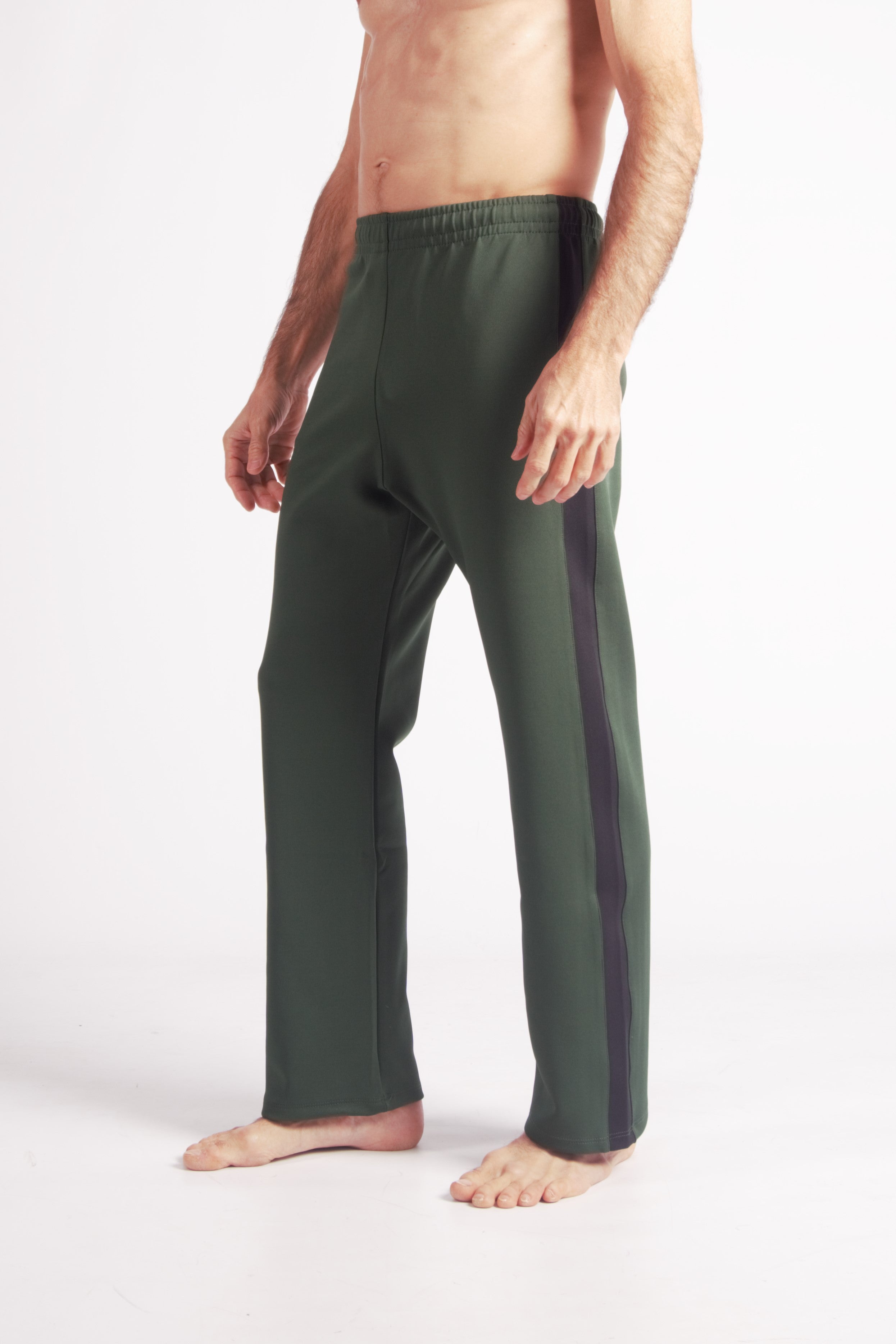 Flying Dance Pants es un pantalón de danza técnico unisex para entrenamiento de baile, danza contemporánea, acrobacia, yoga, artes marciales, pilates y cualquier disciplina vinculada al movimiento. Ideal para el trabajo de suelo, con un tejido resistente, deslizante y super absorbente. Color Verde y Negro.