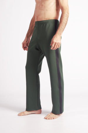 Flying Dance Pants es un pantalón de danza técnico unisex para entrenamiento de baile, danza contemporánea, acrobacia, yoga, artes marciales, pilates y cualquier disciplina vinculada al movimiento. Ideal para el trabajo de suelo, con un tejido resistente, deslizante y super absorbente. Color Verde y Negro.