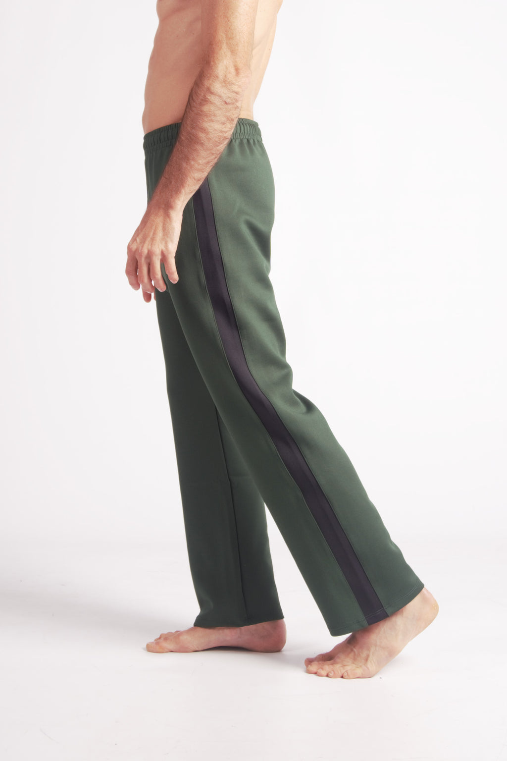Flying Dance Pants es un pantalón de danza técnico unisex para entrenamiento de baile, danza contemporánea, acrobacia, yoga, artes marciales, pilates y cualquier disciplina vinculada al movimiento. Ideal para el trabajo de suelo, con un tejido resistente, deslizante y super absorbente. Color Verde y Negro.