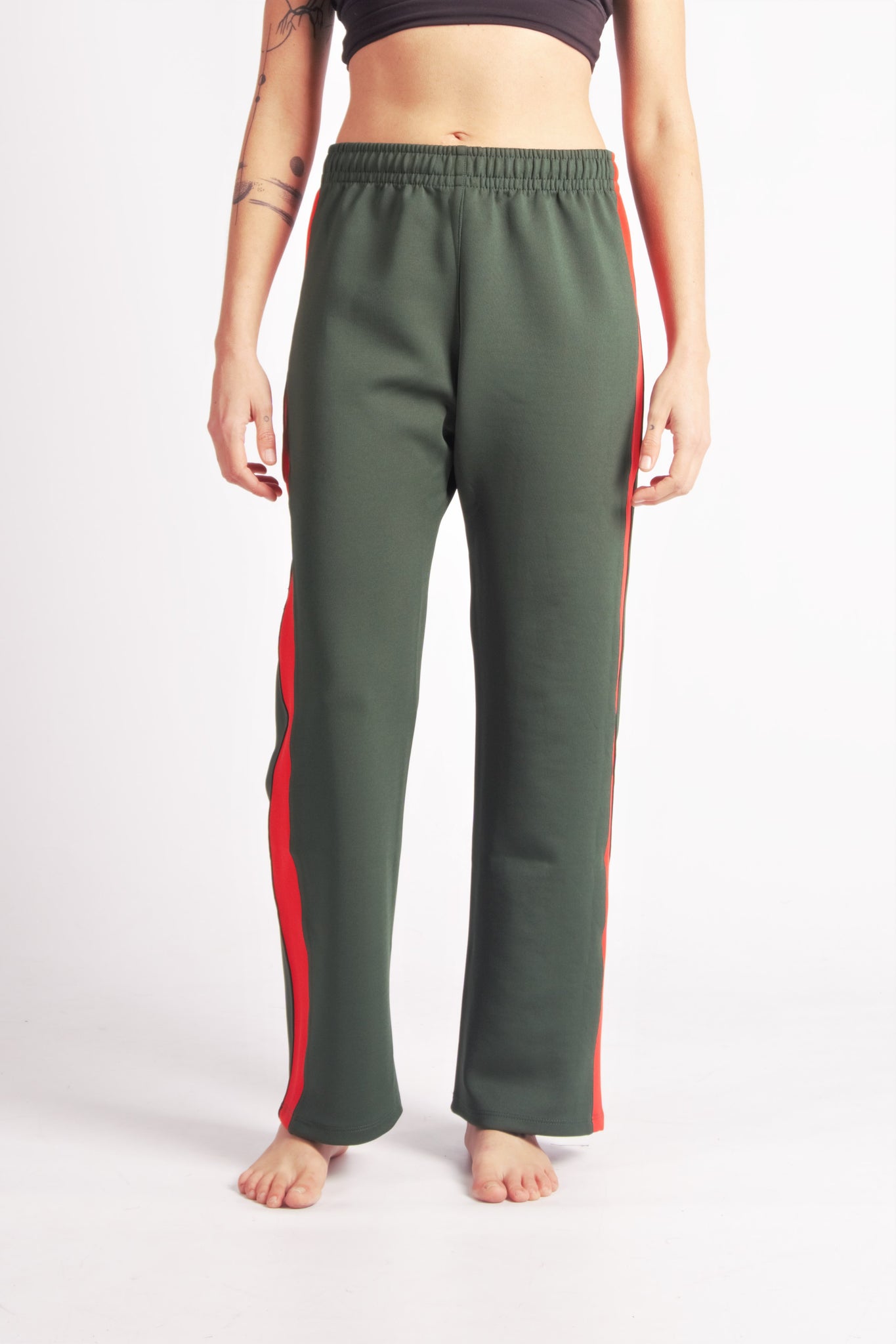 Flying Dance Pants es un pantalón de danza técnico unisex para entrenamiento de baile, danza contemporánea, acrobacia, yoga, artes marciales, pilates y cualquier disciplina vinculada al movimiento. Ideal para el trabajo de suelo, con un tejido resistente, deslizante y super absorbente. Color Verde y Rojo