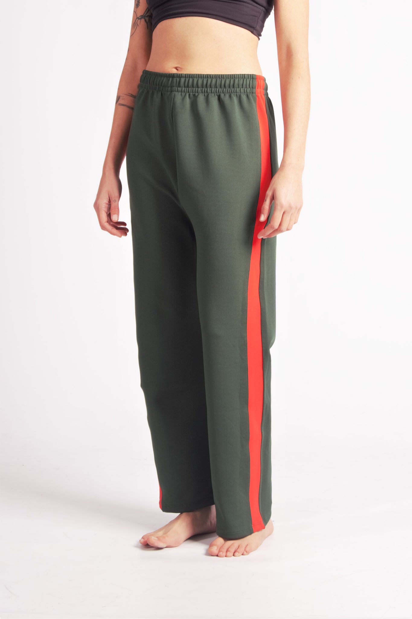 Flying Dance Pants es un pantalón de danza técnico unisex para entrenamiento de baile, danza contemporánea, acrobacia, yoga, artes marciales, pilates y cualquier disciplina vinculada al movimiento. Ideal para el trabajo de suelo, con un tejido resistente, deslizante y super absorbente. Color Verde y Rojo