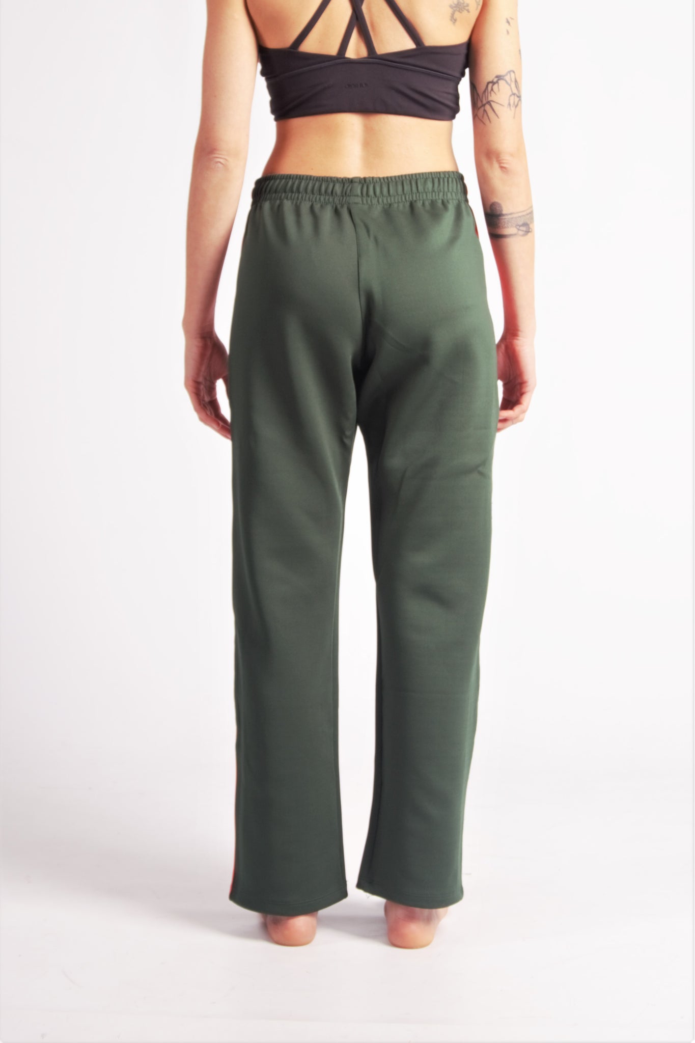 Flying Dance Pants es un pantalón de danza técnico unisex para entrenamiento de baile, danza contemporánea, acrobacia, yoga, artes marciales, pilates y cualquier disciplina vinculada al movimiento. Ideal para el trabajo de suelo, con un tejido resistente, deslizante y super absorbente. Color Verde y Rojo
