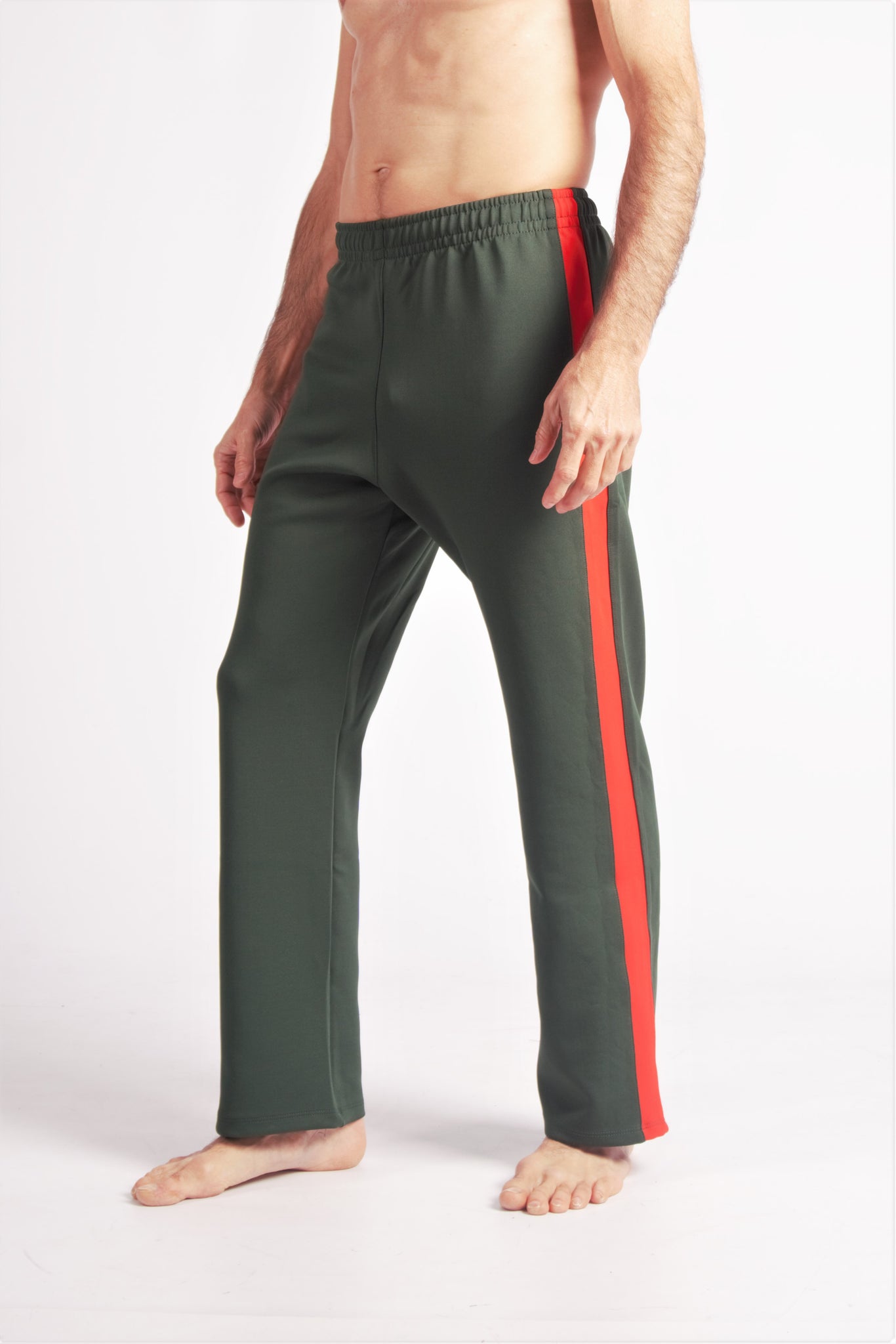 Flying Dance Pants es un pantalón de danza técnico unisex para entrenamiento de baile, danza contemporánea, acrobacia, yoga, artes marciales, pilates y cualquier disciplina vinculada al movimiento. Ideal para el trabajo de suelo, con un tejido resistente, deslizante y super absorbente. Color Verde y Rojo