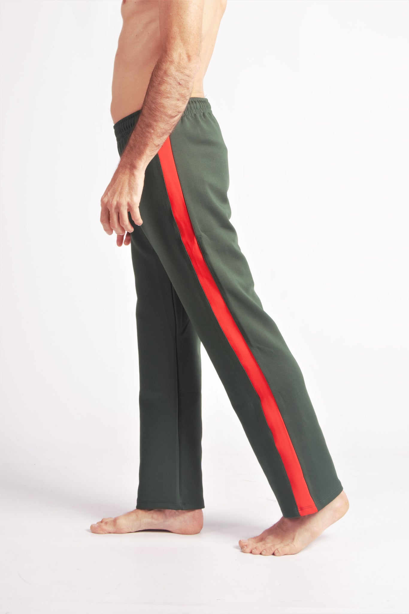 Flying Dance Pants es un pantalón de danza técnico unisex para entrenamiento de baile, danza contemporánea, acrobacia, yoga, artes marciales, pilates y cualquier disciplina vinculada al movimiento. Ideal para el trabajo de suelo, con un tejido resistente, deslizante y super absorbente. Color Verde y Rojo