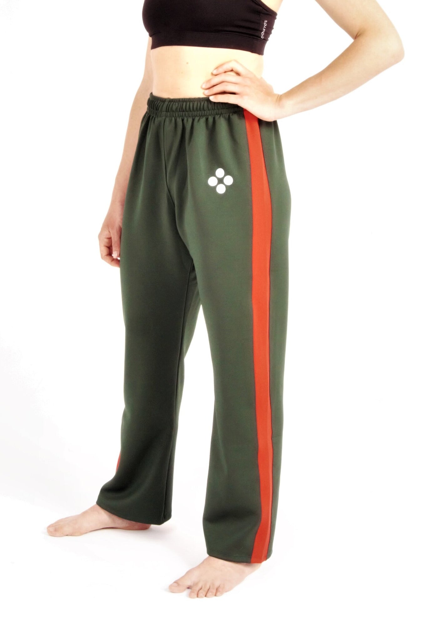 Flying Dance Pants es un pantalón de danza técnico unisex para entrenamiento de baile, danza contemporánea, acrobacia, yoga, artes marciales, pilates y cualquier disciplina vinculada al movimiento. Ideal para el trabajo de suelo, con un tejido resistente, deslizante y super absorbente. Color Verde y Rojo